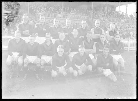 Glass negative, image of Hawthorn Football Club team 1935