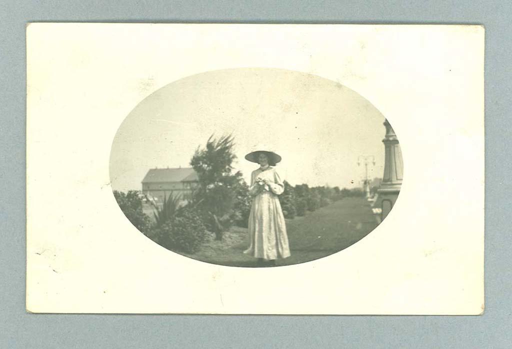 Possibly depict Friends & Relatives of Frank Beaurepaire Australian